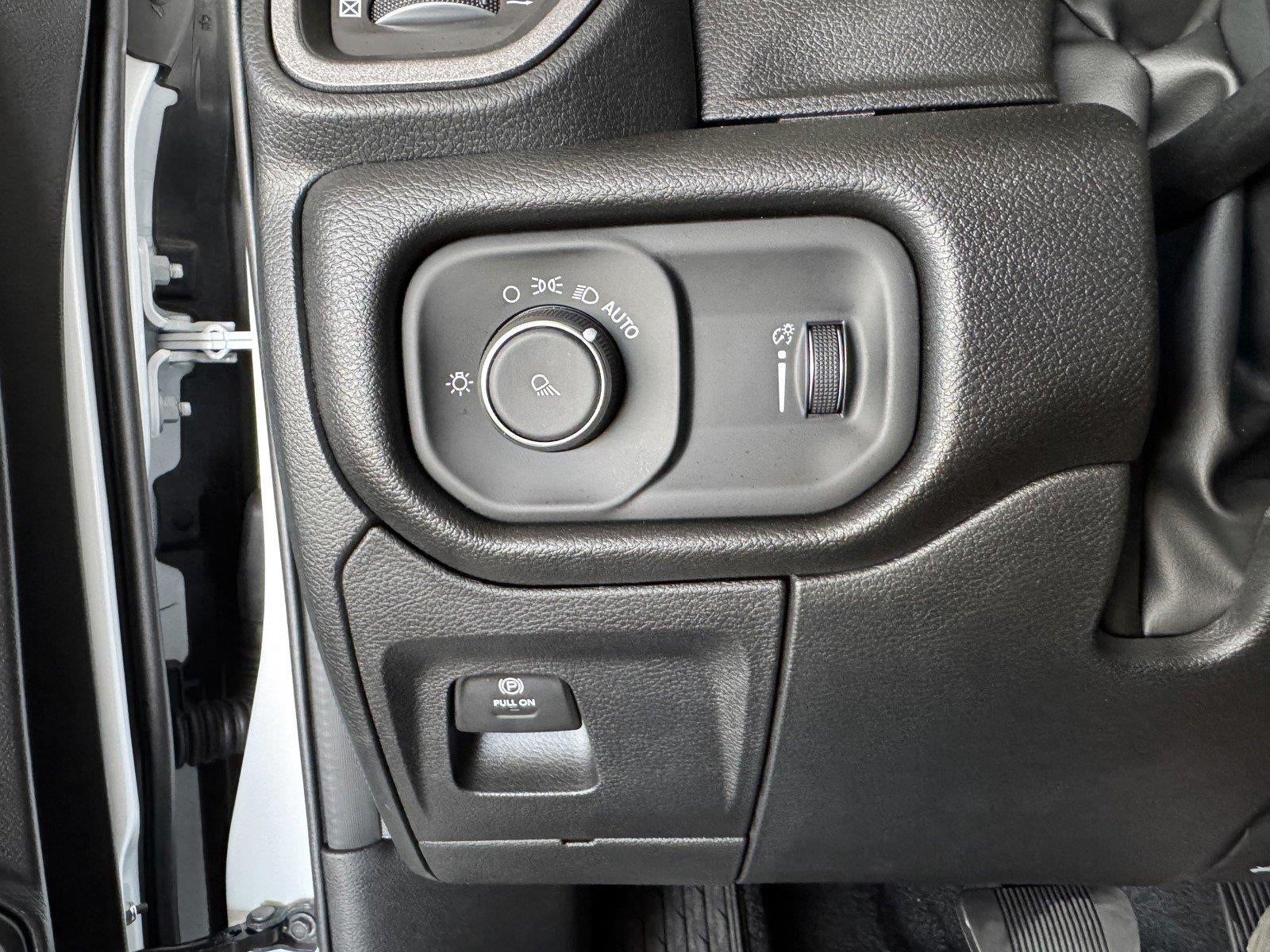 2026 RAM 1500 RAM 1500 TRADESMAN CREW CAB 4X4 5'7' BOX