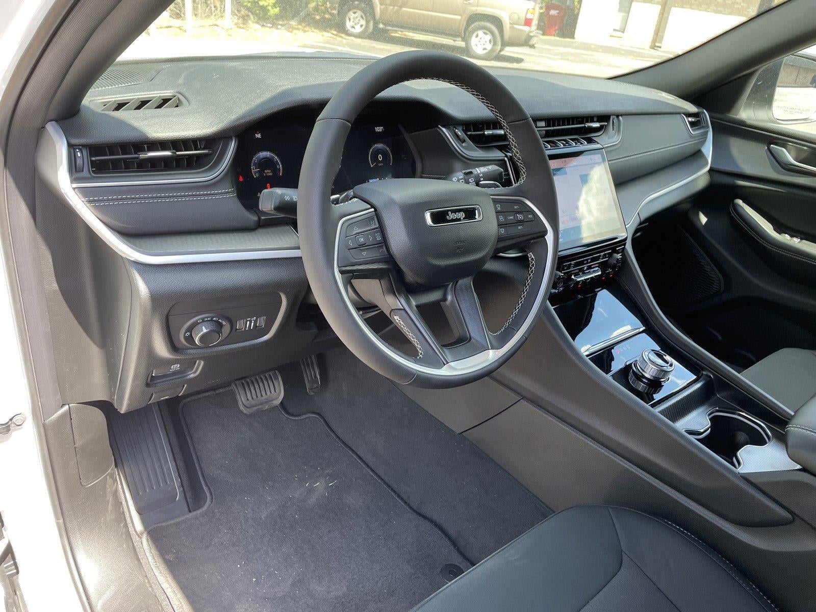 2027 Jeep Grand Cherokee GRAND CHEROKEE LAREDO X 4X2