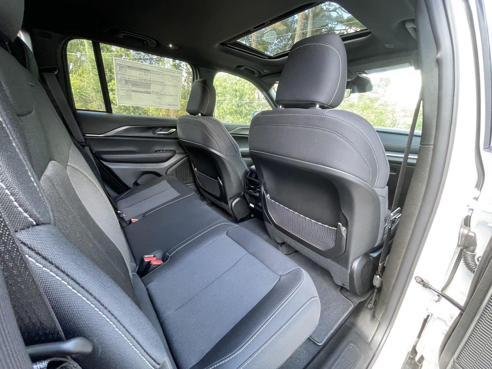 2027 Jeep Grand Cherokee GRAND CHEROKEE LAREDO X 4X2