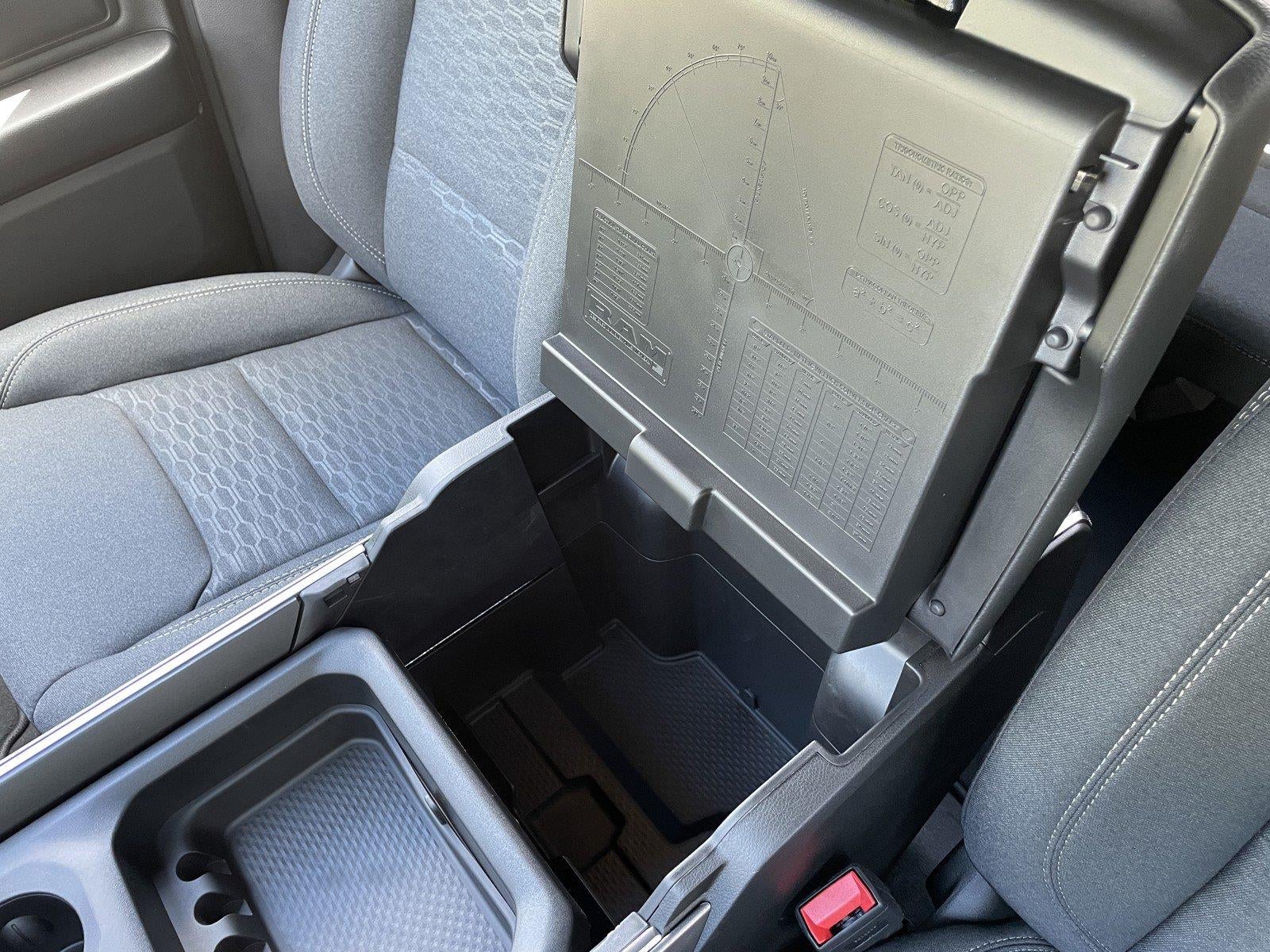 2026 RAM 1500 RAM 1500 EXPRESS CREW CAB 4X4 5'7' BOX